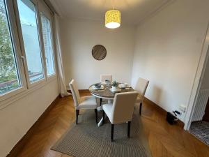 a dining room with a table and chairs at Le TNB Rennes in Rennes +2 photos
