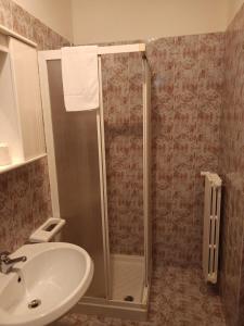 ein Badezimmer mit Dusche und Waschbecken in der Unterkunft A' Porta i Frustere in Rotonda + 95 Fotos