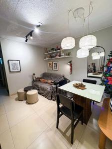 een woonkamer met een tafel en een bank bij Jardins Mangueiral in Brasilia
