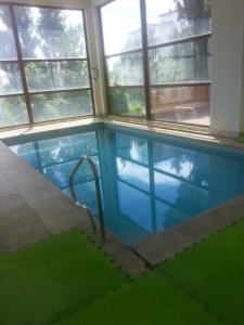 una piscina in un edificio con due finestre di Maqui Departamentos a San Carlos de Bariloche