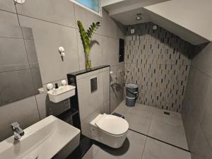 Et badeværelse på Iggu Holiday Home + 9 billeder