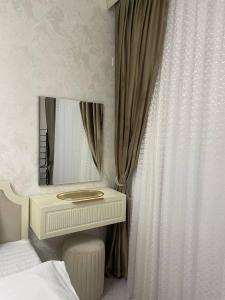 En eller flere senge i et værelse på Апартамент с 3 комнатами