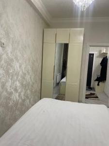 En eller flere senge i et værelse på Апартамент с 3 комнатами + 1 billede