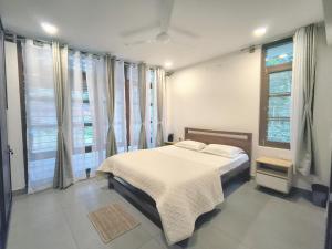 En eller flere senge i et værelse på Iggu Holiday Home