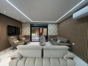 TV a/nebo společenská místnost v ubytování Vill maxx royal أريحا