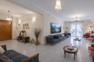 TV/trung tâm giải trí tại Elegant Breakfast included Two-Bedroom Residence- Athens- 300Mbps Internet - 10 min to Acropolis