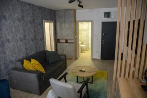 un salon avec un canapé et une table dans l'établissement Apartmens in Kopaonik, à Kopaonik 45 autres photos