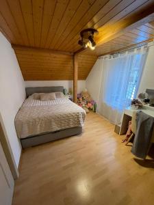 En eller flere senge i et værelse på vitalpha lodge - house