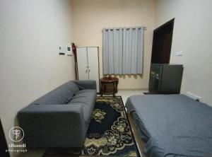 アル・アインにあるSolo comfort stay 1のソファとベッドのあるリビングルーム