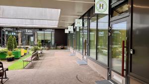 een lege hal van een gebouw met glazen ramen bij Lahtihovi in Lahti