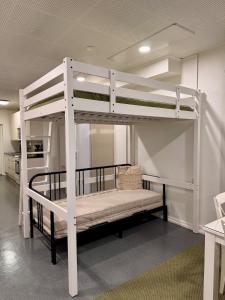 een wit stapelbed in een kamer bij Lahtihovi in Lahti