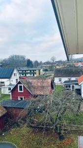 un gruppo di case e una casa rossa di Solgården a Falkenberg