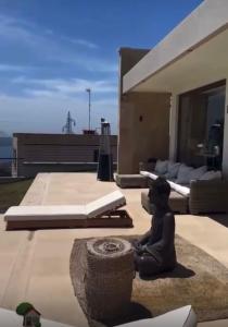 een standbeeld van een vrouw op de vloer van een huis bij Villa Ormalute in Pozzuoli