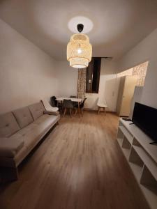 un salon avec un canapé et une table dans l'établissement Casa en el centro de BEAUCAIRE, à Beaucaire