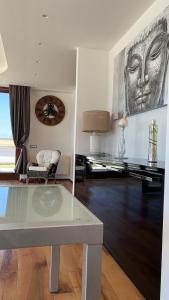 een woonkamer met een tafel en een schilderij aan de muur bij Villa Ormalute in Pozzuoli