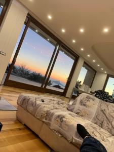 een bed in een kamer met een groot raam bij Villa Ormalute in Pozzuoli