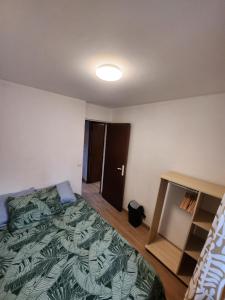 une chambre avec un lit et une étagère dans l'établissement Casa en el centro de BEAUCAIRE, à Beaucaire