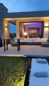 een kamer met twee bedden en een zwembad in een huis bij Villa Ormalute in Pozzuoli