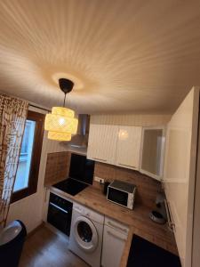 Il comprend une petite cuisine équipée d'un lave-linge et d'un four micro-ondes. dans l'établissement Casa en el centro de BEAUCAIRE, à Beaucaire