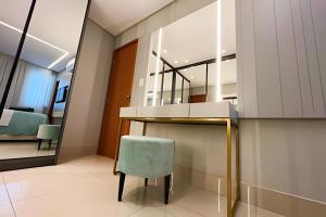 eine Küche mit einem grünen Stuhl und einer Theke in der Unterkunft Itaparica Salinas Luxo in Insel Itaparica + 86 Fotos