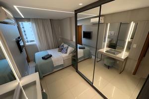 ein kleines Zimmer mit einem Bett und einem Schreibtisch. in der Unterkunft Itaparica Salinas Luxo in Insel Itaparica