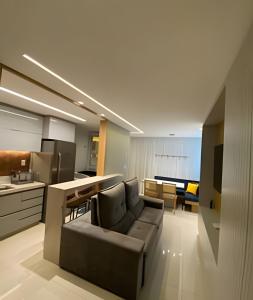 ein Wohnzimmer mit Sofa und eine Küche in der Unterkunft Itaparica Salinas Luxo in Insel Itaparica