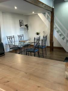 ein Esszimmer mit Tisch und Stühlen in der Unterkunft Le patio naturel in Saint-Étienne + 8 Fotos