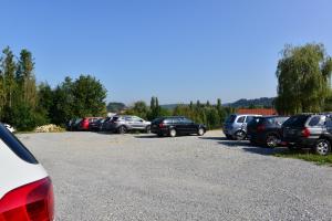Ein Haufen Autos, die auf einem Parkplatz geparkt sind. in der Unterkunft Pension Gambrinus in Passau