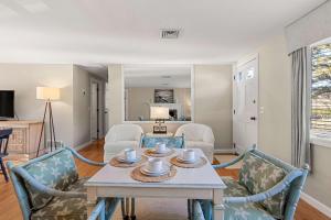 ein Wohnzimmer mit Tisch und Stühlen in der Unterkunft Steps to Bayside Beach Central AC Large Backyard in Brewster