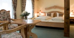 una camera con letto, tavolo e sedie di Ringhotel Nassau-Oranien a Hadamar