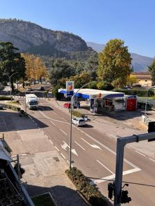 een uitzicht op een parkeerplaats met een tankstation bij La finestra su Mori in Mori