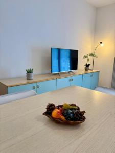 een schaal fruit op een tafel bij La finestra su Mori in Mori