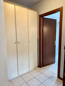 een lege kamer met houten kasten en een deur bij La finestra su Mori in Mori