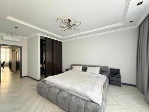 een slaapkamer met een groot bed en een plafond bij Kamanina Luxury Apartment in Odessa +2 foto's