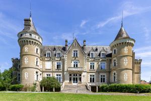 un vecchio castello con due torri sopra di Suite Baccara a Cluis