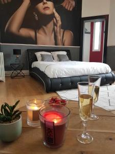 una camera con un letto e un tavolo con candele di Suite Baccara a Cluis