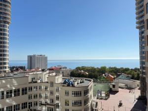 een uitzicht op de oceaan vanuit een gebouw bij Kamanina Luxury Apartment in Odessa
