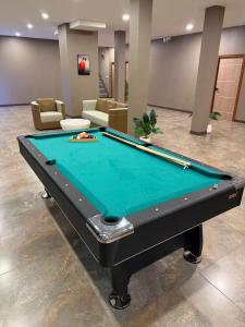 een pooltafel in een kamer met een pooltafel bij New hotel in Aonang krabi in Ban Khlong Haeng +7 foto's