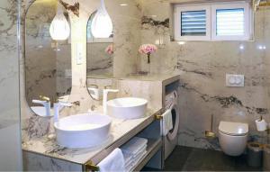 Koupelna v ubytování Gorgeous Home In Cilipi