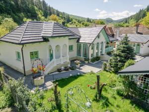 Cảnh núi rừng hoặc tầm nhìn ra núi từ khách sạn