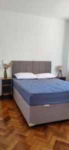 a bedroom with a bed with a blue mattress at O melhor de Terê in Teresópolis