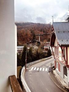 a view of a street with a building and a road at Studio cosy proximité télécabine ski Meribel - Cure thermale in Brides-les-Bains