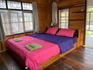 En eller flere senge i et værelse på พิฑารัตน์รีสอร์ท + 14 billeder