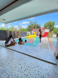 Swimmingpoolen hos eller tæt på พิฑารัตน์รีสอร์ท