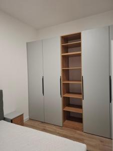 een slaapkamer met 2 witte kasten en een bed bij Apartmán Central Point 1 in Humenné