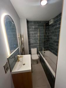 Et badeværelse på two bed Seafront apartment - sea views + 22 billeder