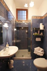 W łazience znajduje się prysznic i umywalka. w obiekcie Casa del Bernini w mieście San Quirico dʼOrcia