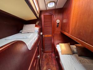 Postel nebo postele na pokoji v ubytování Shakira Sails