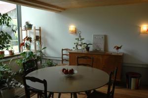 un tavolo con sedie e un cesto di frutta. di La Verrière du May a Sancy-le-Bas