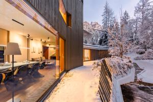 een huis met sneeuw op de grond in de tuin bij Villa Jasna in Kranjska Gora